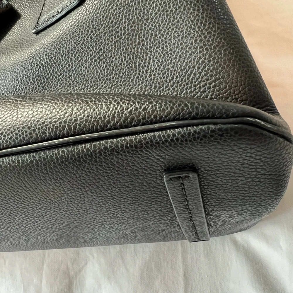 Marc Jacobs Black Pebbled Leather Tote with Gold Hardware - Picture 4 of 13